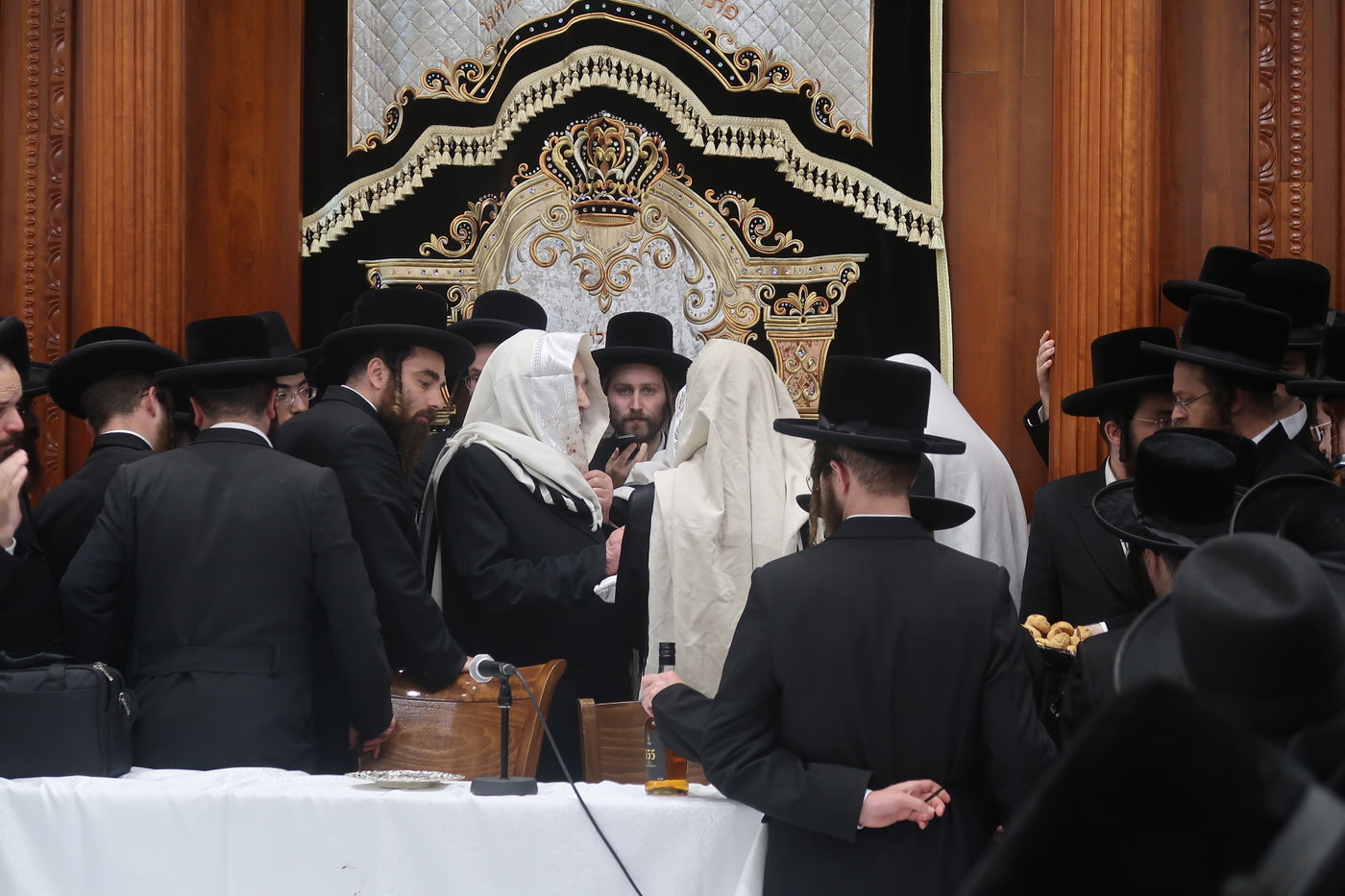 הגרי"מ שכטר בברית לנכד הגרצ"מ זילברברג