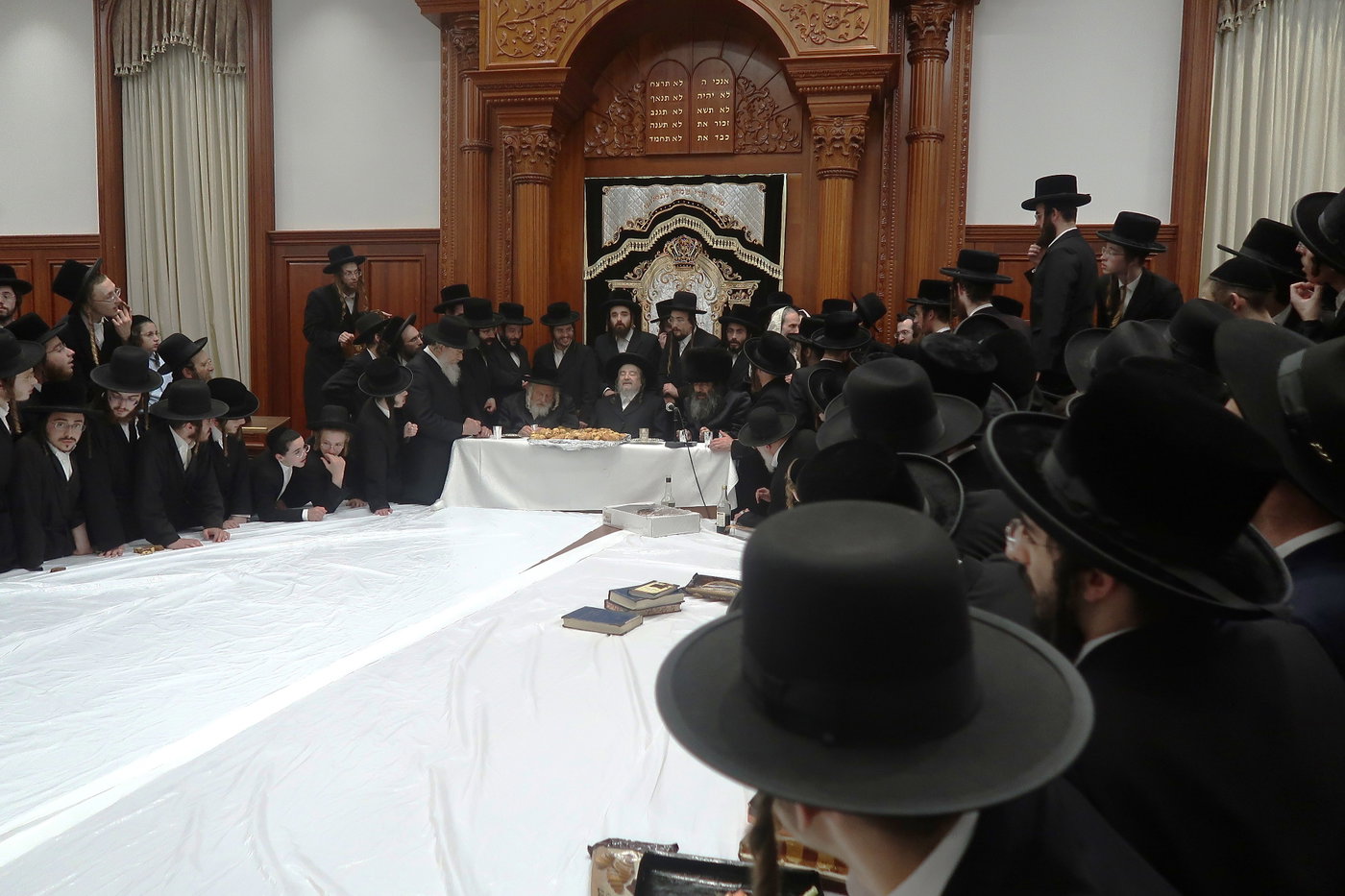 הגרי"מ שכטר בברית לנכד הגרצ"מ זילברברג