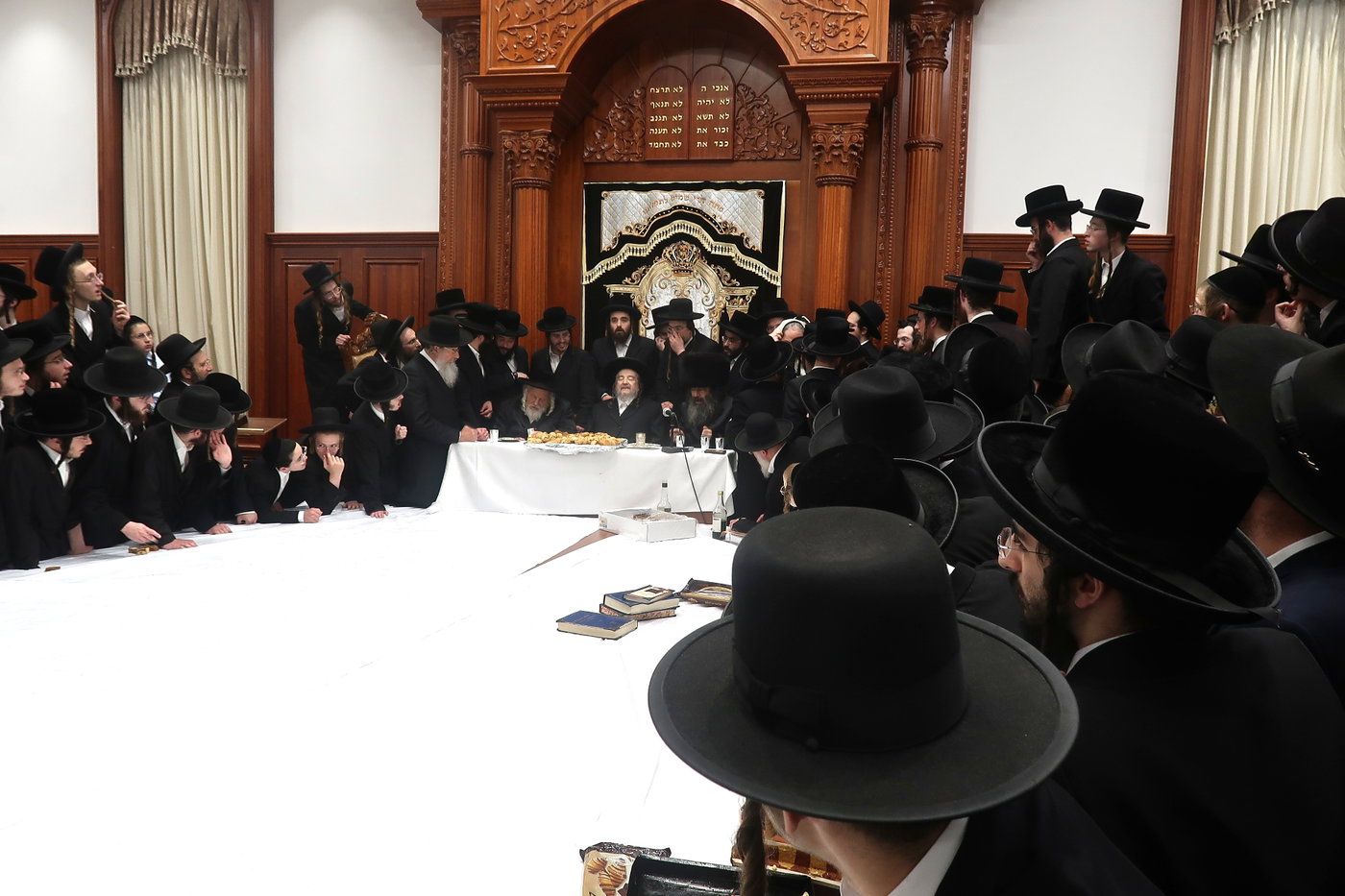 הגרי"מ שכטר בברית לנכד הגרצ"מ זילברברג