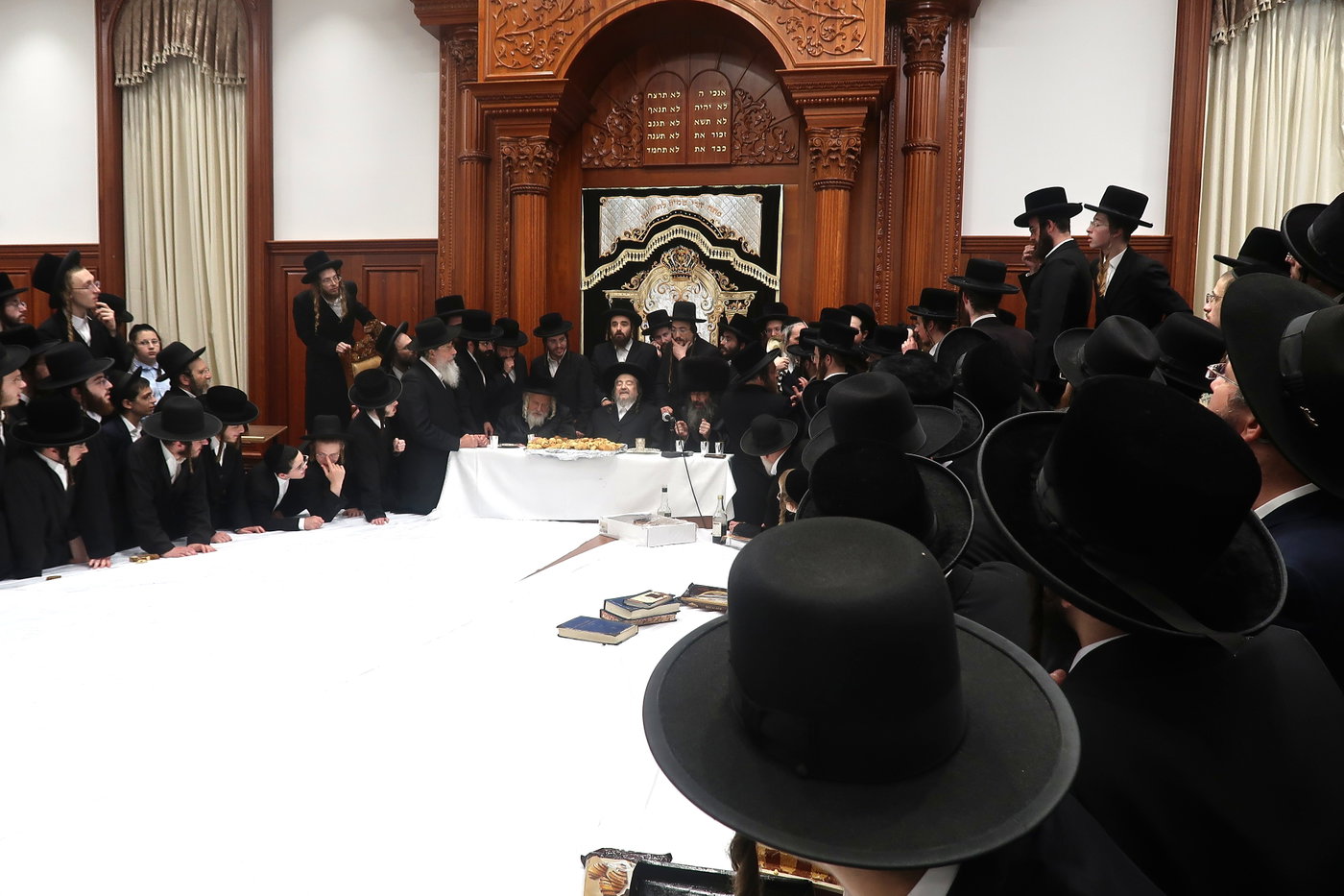 הגרי"מ שכטר בברית לנכד הגרצ"מ זילברברג