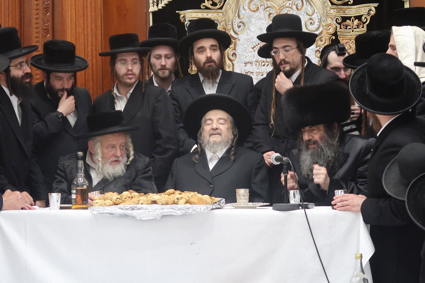 הגרי"מ שכטר בברית לנכד הגרצ"מ זילברברג