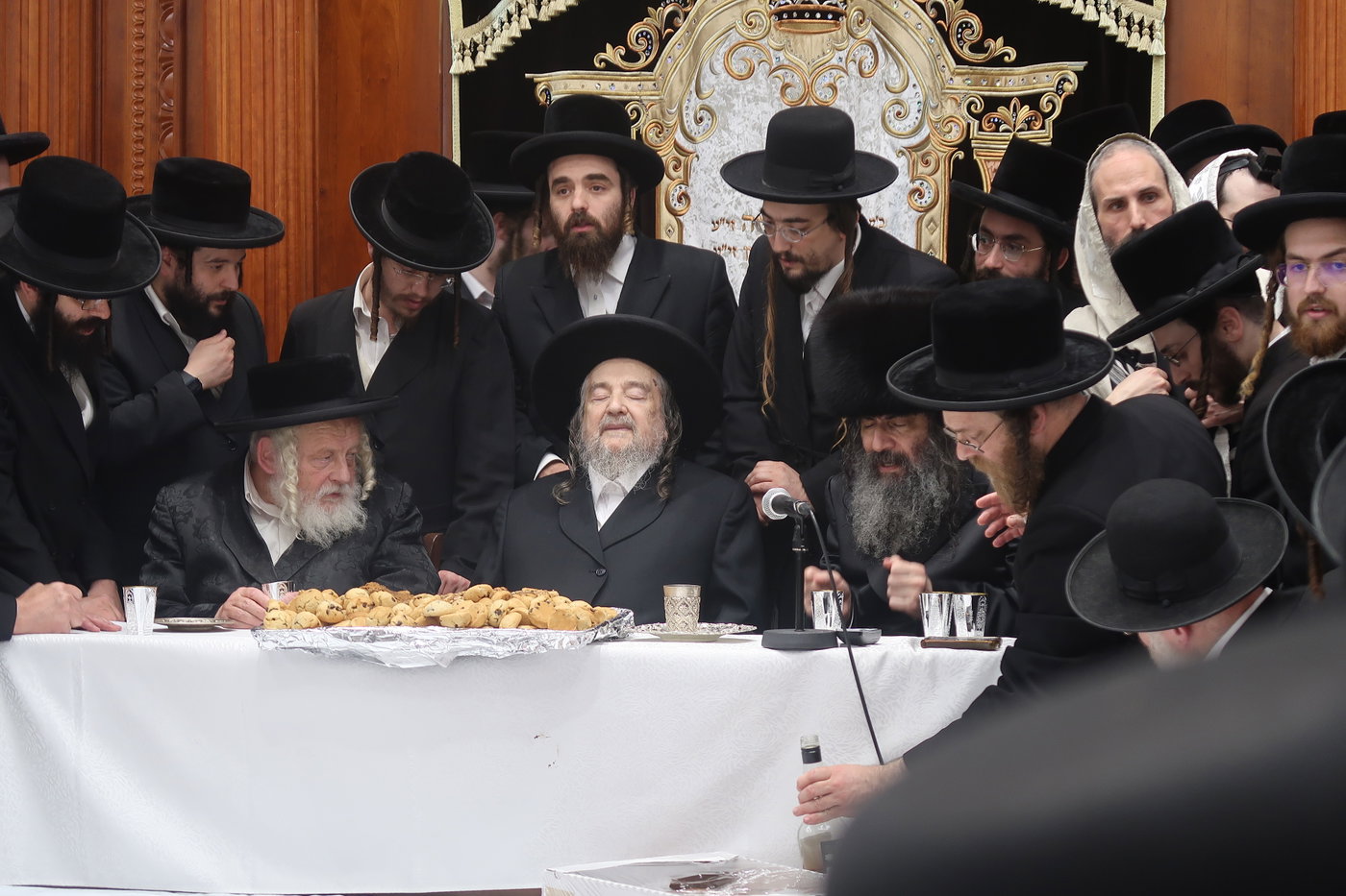 הגרי"מ שכטר בברית לנכד הגרצ"מ זילברברג