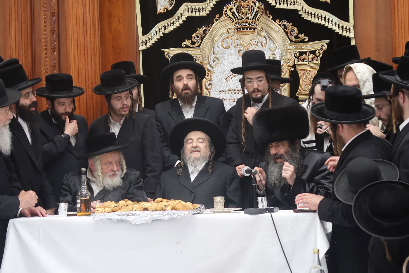 הגרי"מ שכטר בברית לנכד הגרצ"מ זילברברג