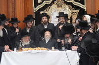 הגרי"מ שכטר בברית לנכד הגרצ"מ זילברברג
