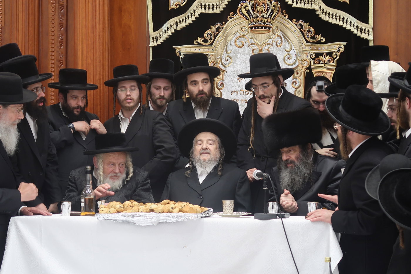 הגרי"מ שכטר בברית לנכד הגרצ"מ זילברברג