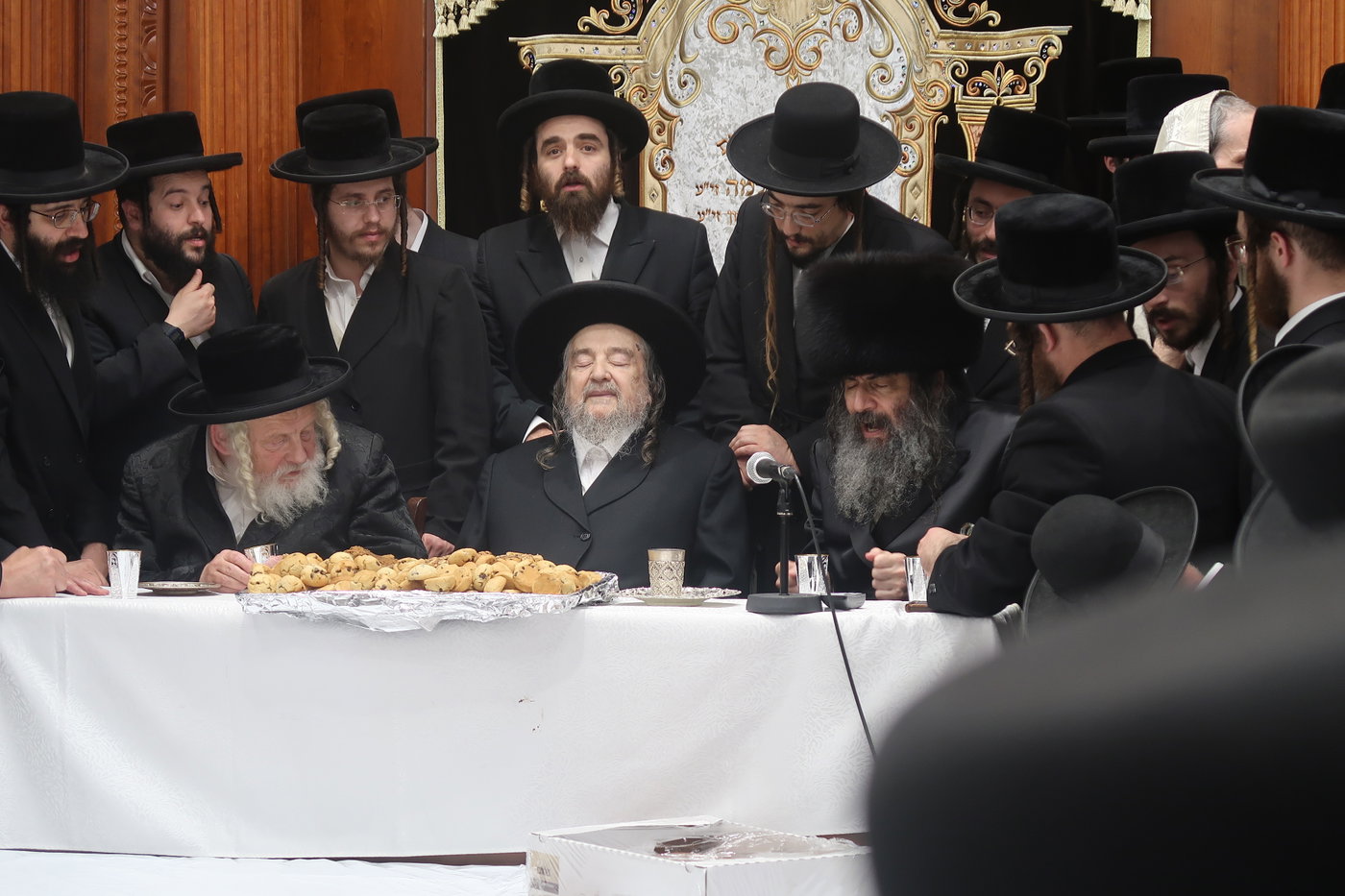 הגרי"מ שכטר בברית לנכד הגרצ"מ זילברברג