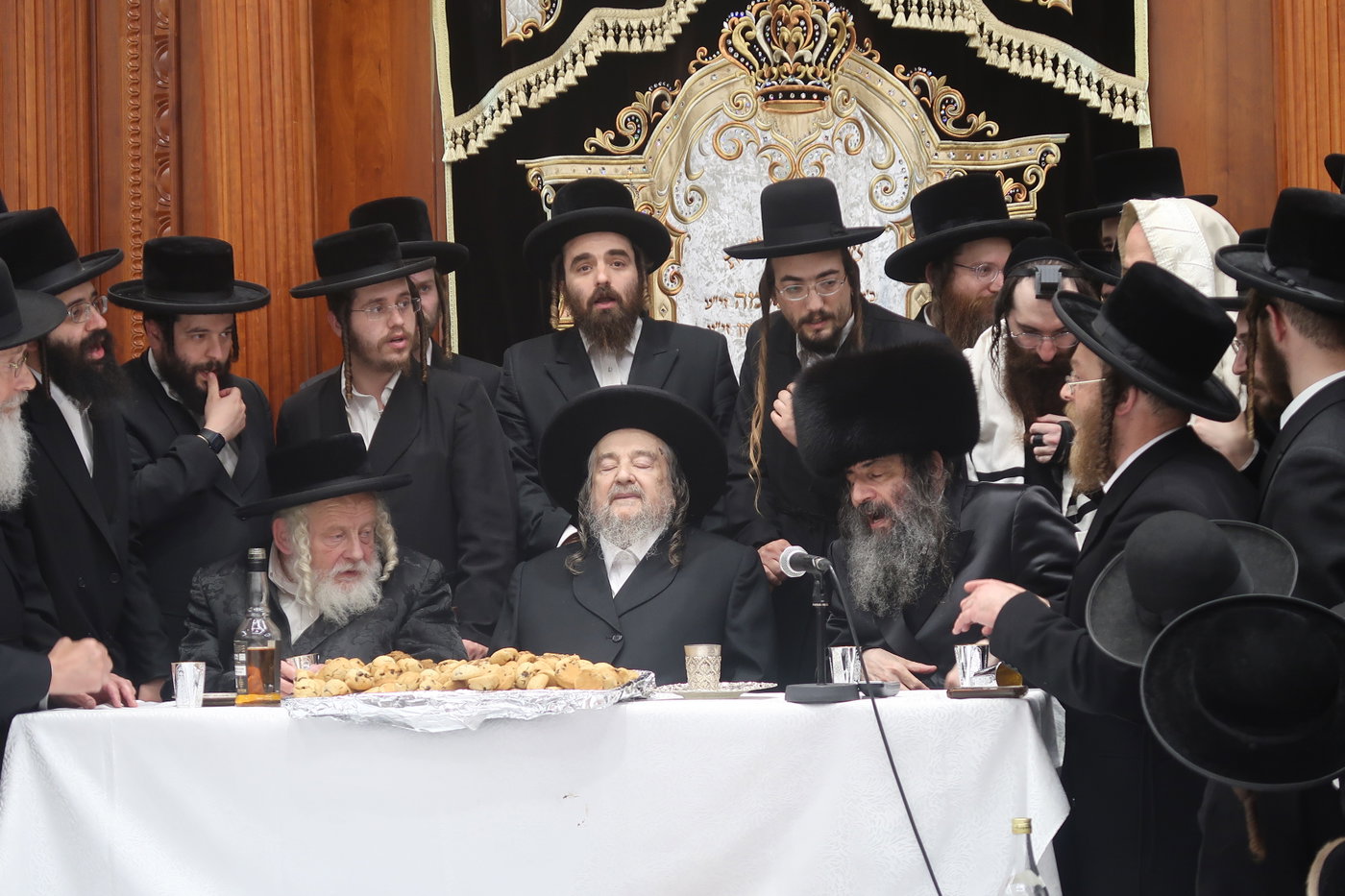 הגרי"מ שכטר בברית לנכד הגרצ"מ זילברברג