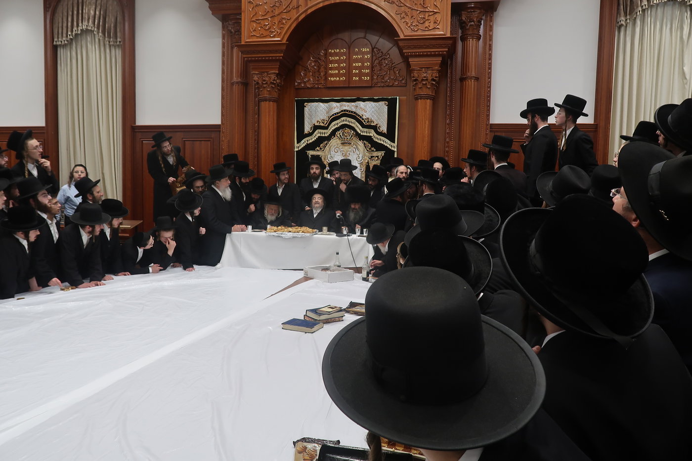 הגרי"מ שכטר בברית לנכד הגרצ"מ זילברברג