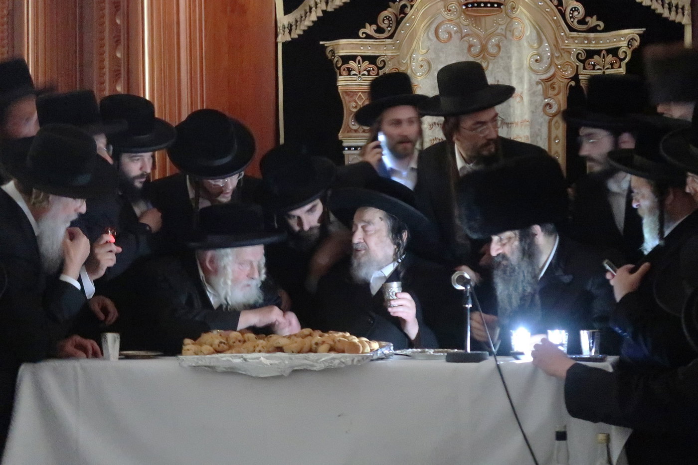 הגרי"מ שכטר בברית לנכד הגרצ"מ זילברברג