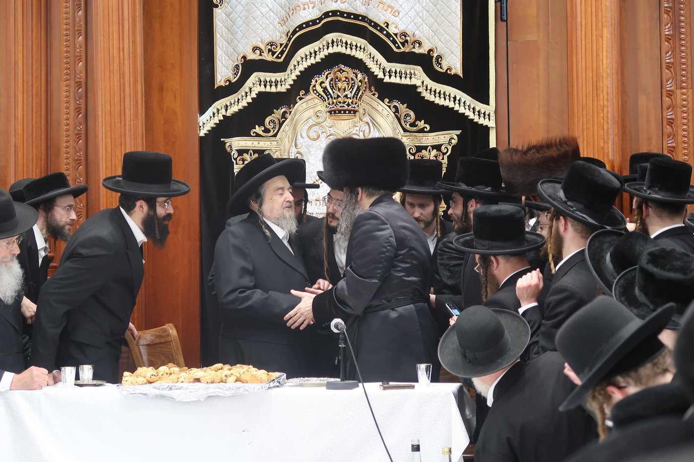 הגרי"מ שכטר בברית לנכד הגרצ"מ זילברברג