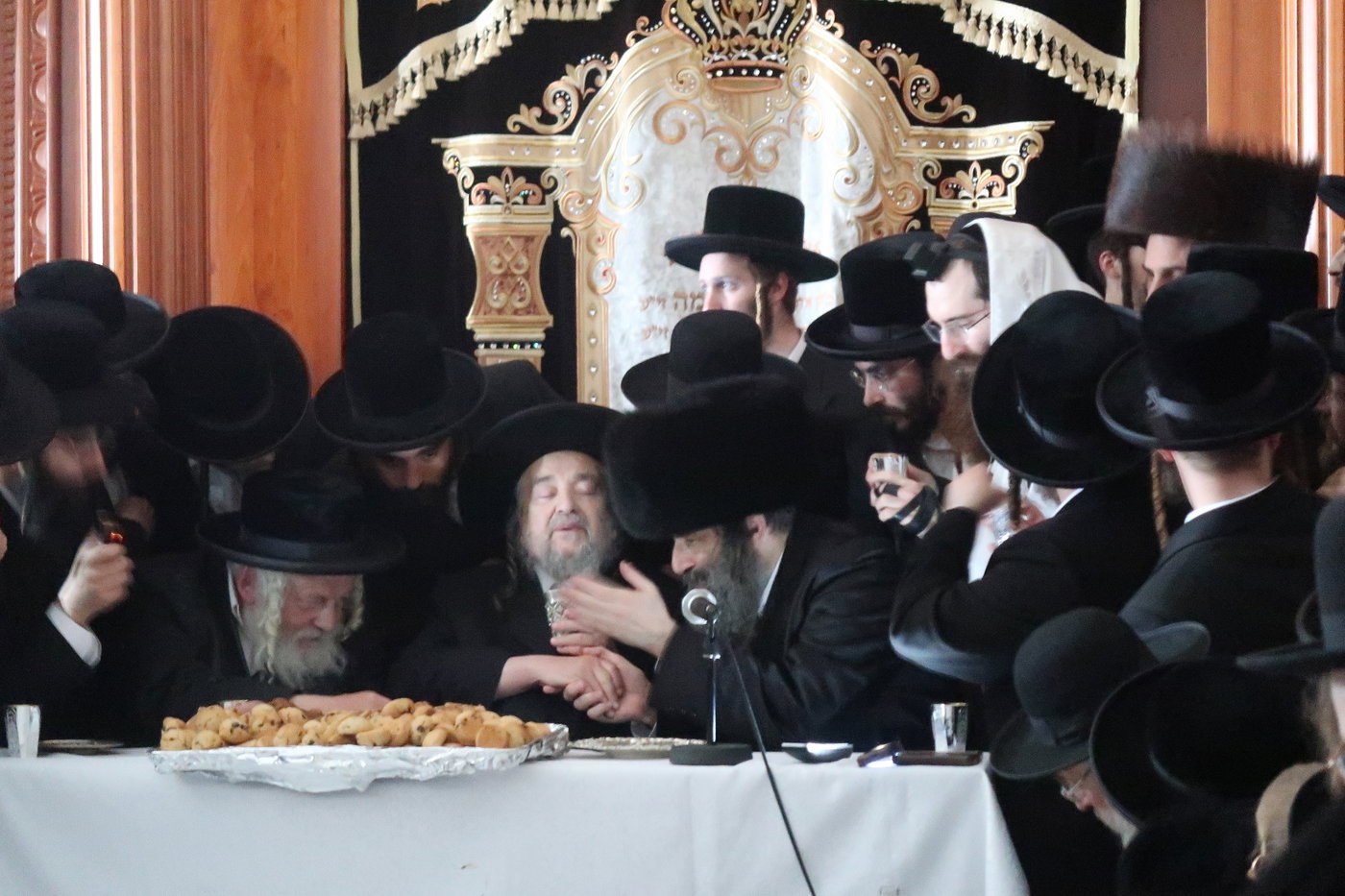 הגרי"מ שכטר בברית לנכד הגרצ"מ זילברברג