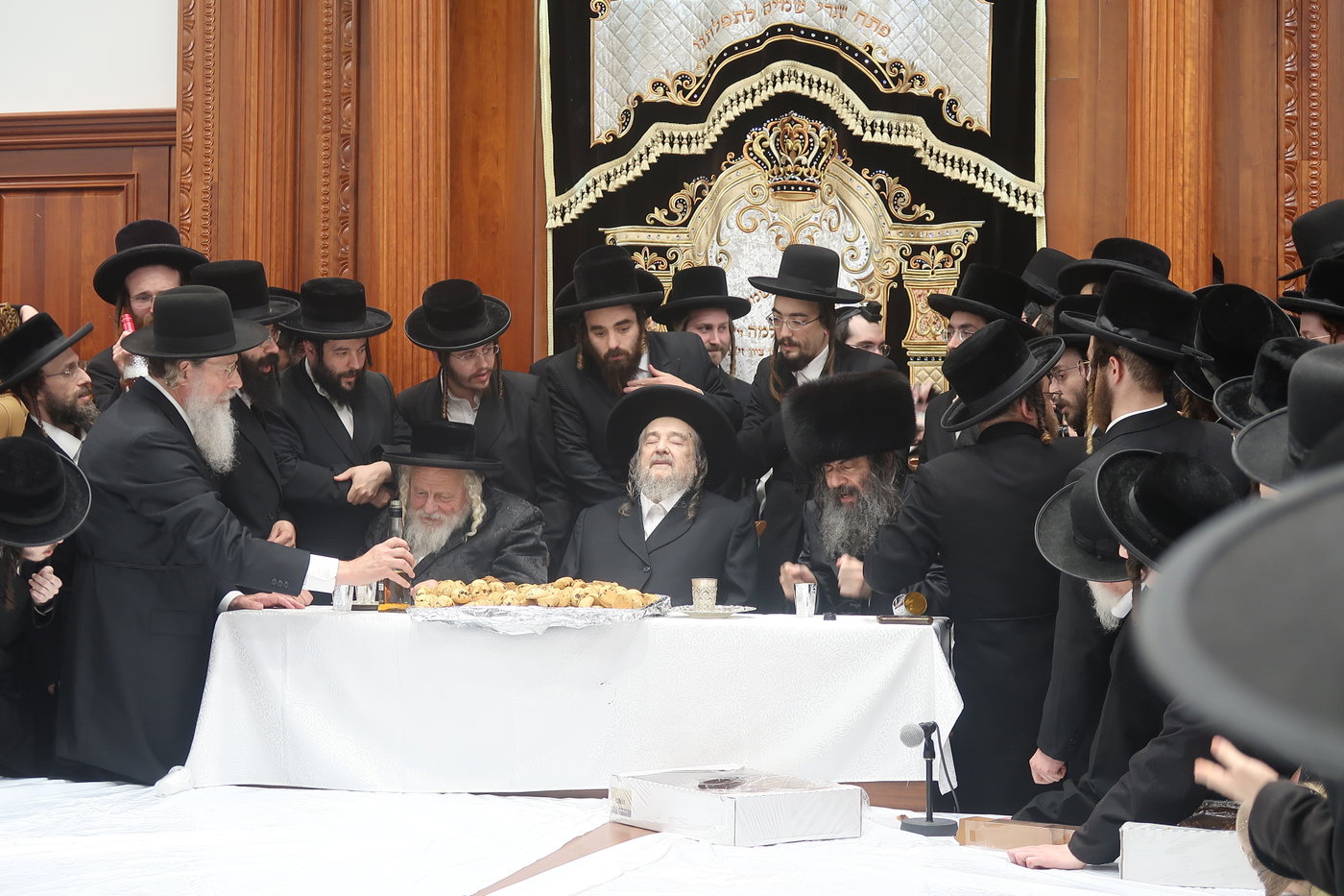 הגרי"מ שכטר בברית לנכד הגרצ"מ זילברברג