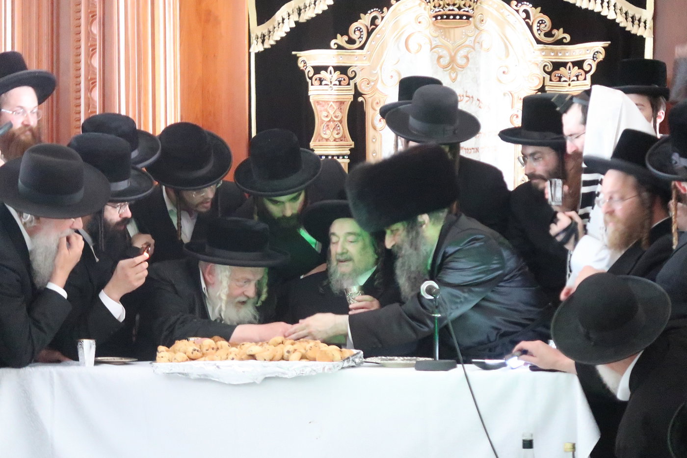 הגרי"מ שכטר בברית לנכד הגרצ"מ זילברברג