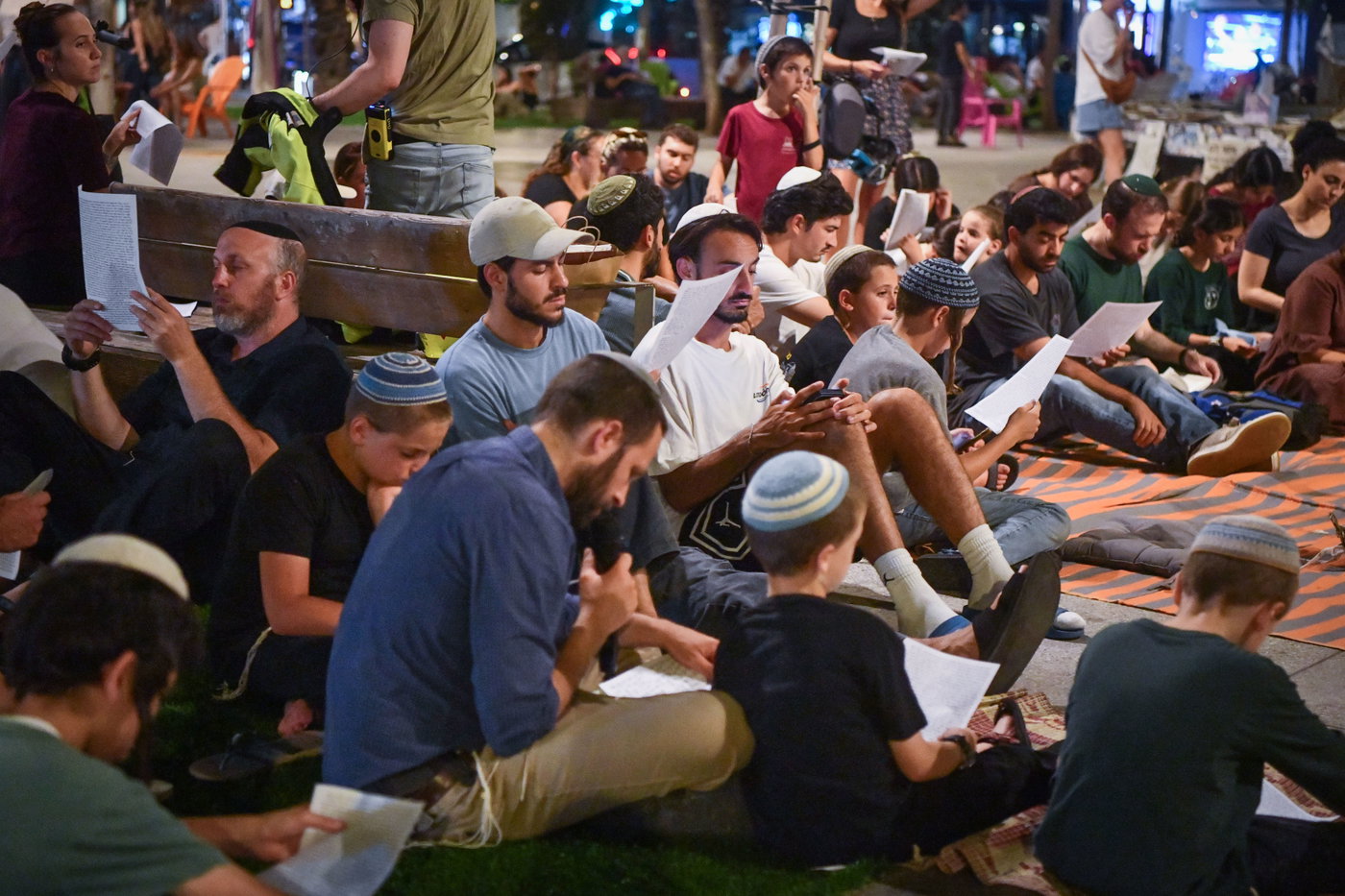 תשעה באב בכיכר דזינגוף