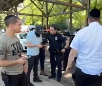 סיוט בבית החרדי: צפה במצלמת האבטחה בעבריין כופת וחונק את אשתו, רץ לבית ונאבק בכוח בחמוש