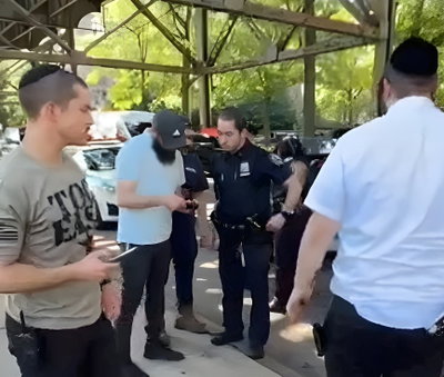 סיוט בבית החרדי: צפה במצלמת האבטחה בעבריין כופת וחונק את אשתו, רץ לבית ונאבק בכוח בחמוש