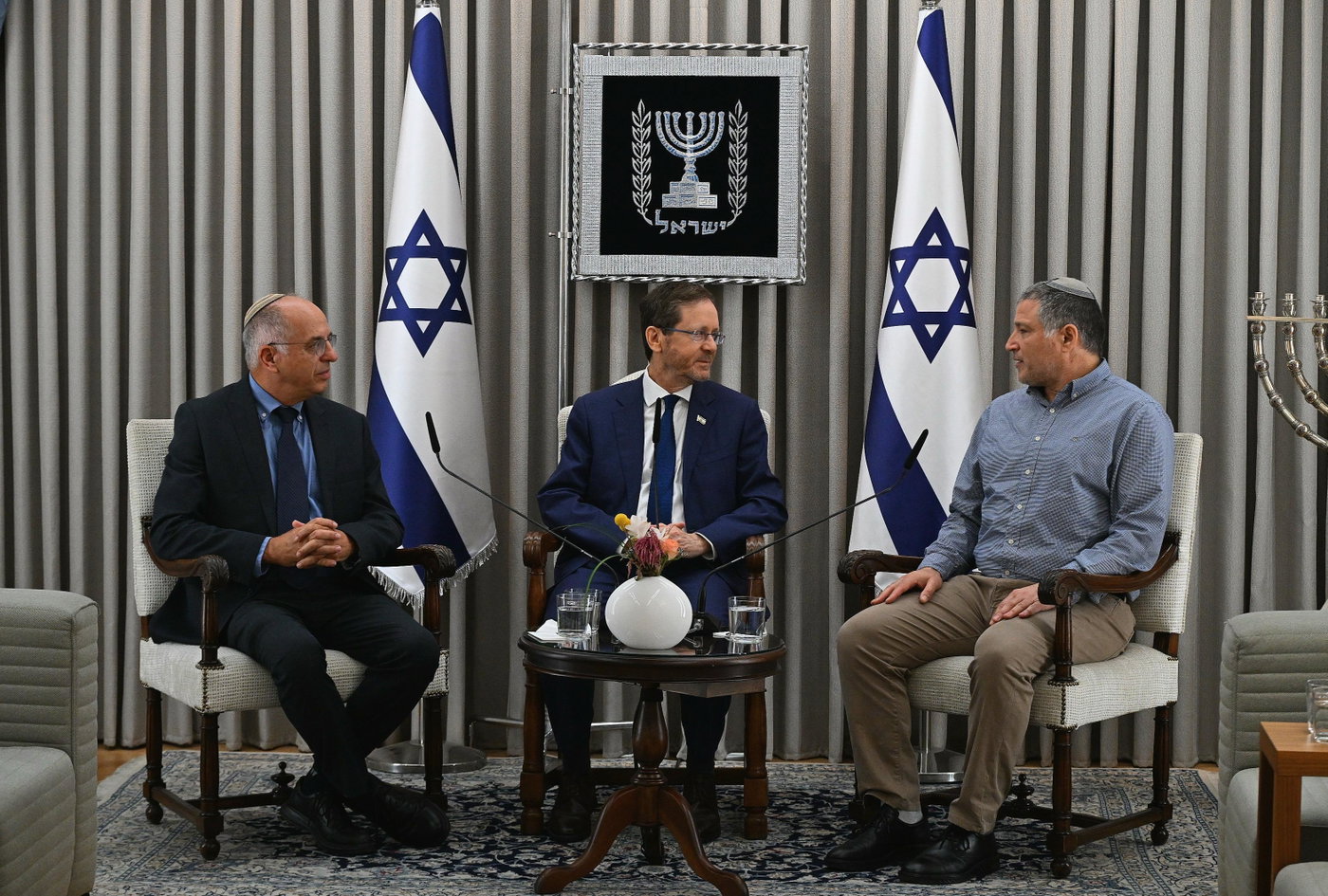 השופט סולברג וראש השב"כ זיני בפגישה עם הנשיא הרצוג