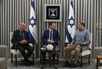 השופט סולברג וראש השב"כ זיני בפגישה עם הנשיא הרצוג