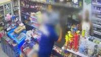 "תביא או שאני שורף את המקום": הסחיטה מול המוכר ההמום במכולת | צפו