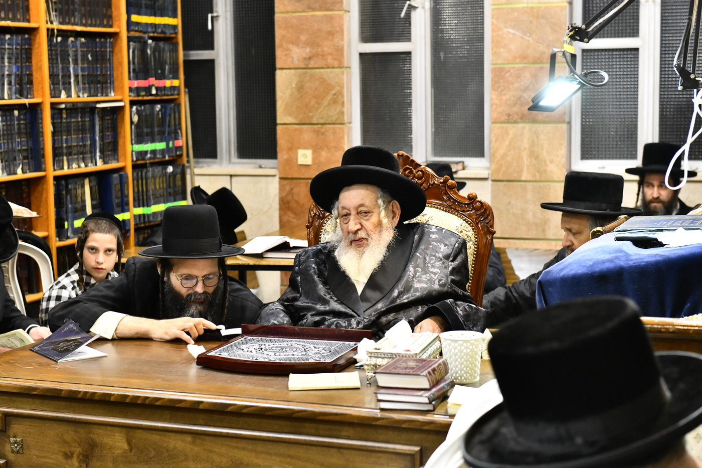 האדמו"ר מנאראל בליל תשעה באב