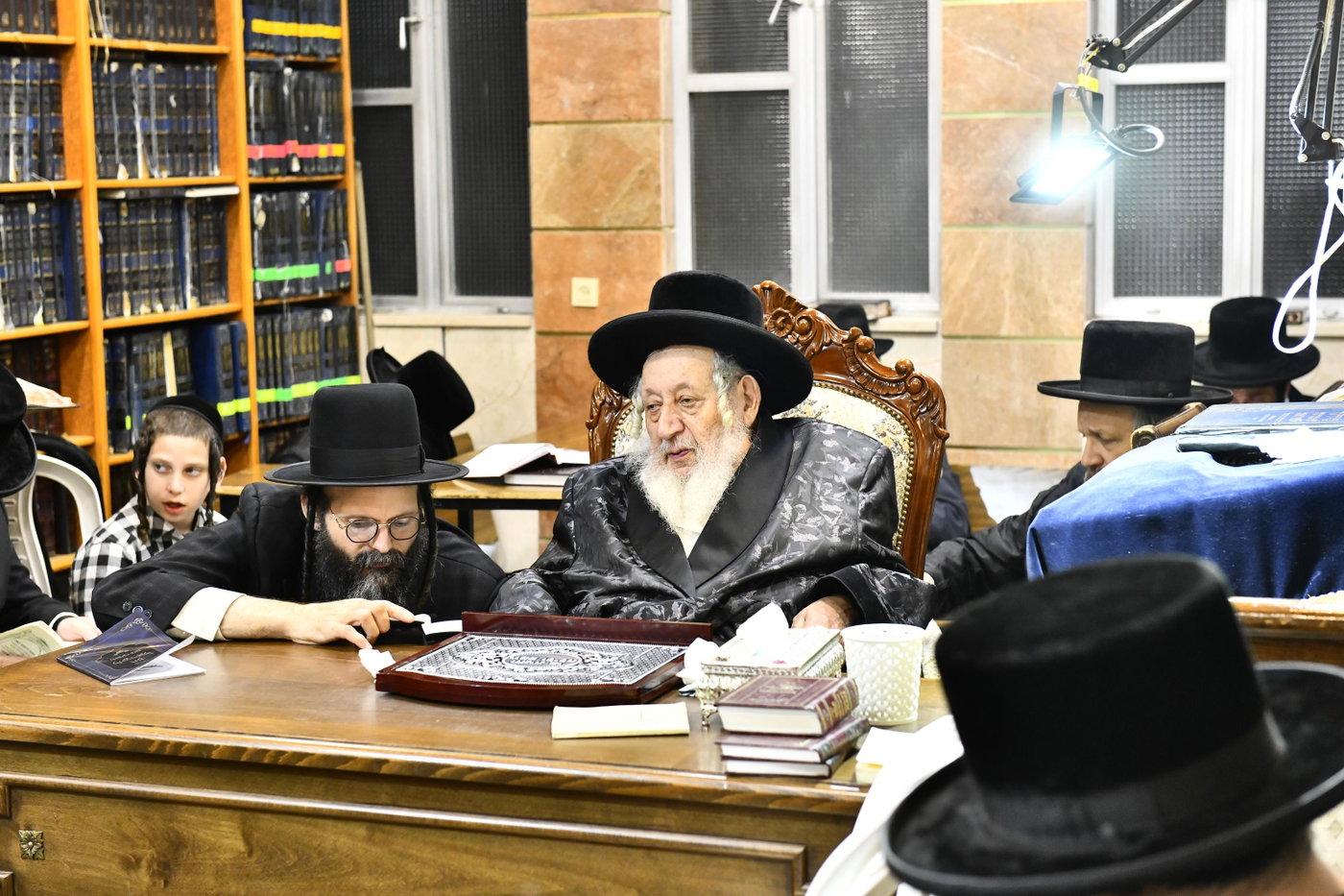 האדמו"ר מנאראל בליל תשעה באב