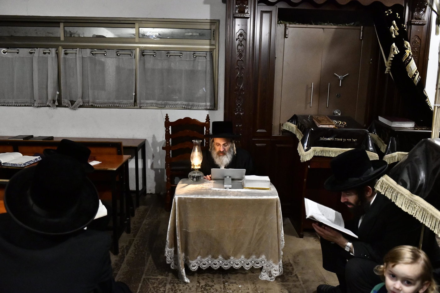האדמו"ר מזוטשקא אמסנא בליל תשעה באב