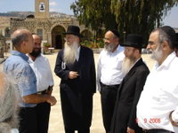 המשגיח הגה"צ רבי דן סגל בחצר הכנסייה האורתודוקסית בטבריה, שנבנתה על גבי בית כנסת כיפות השל"ה הק' בו התפלל האריז"ל. בצד שמאל ניתן לראות את הנזיר המקומי