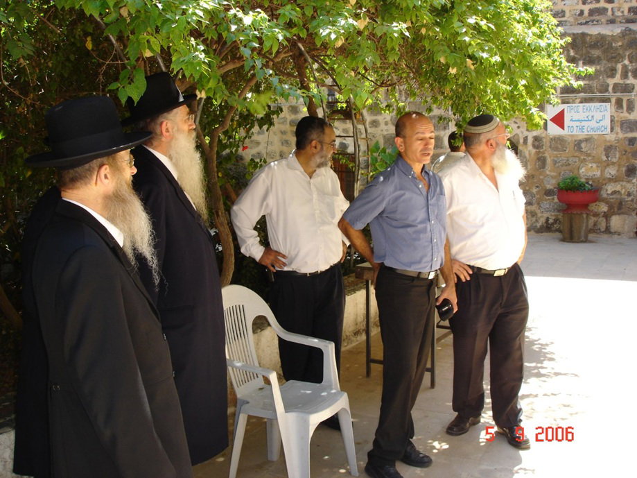 המשגיח הגה"צ רבי דן סגל בחצר הכנסייה האורתודוקסית בטבריה, שנבנתה על גבי בית כנסת כיפות השל"ה הק' בו התפלל האריז"ל