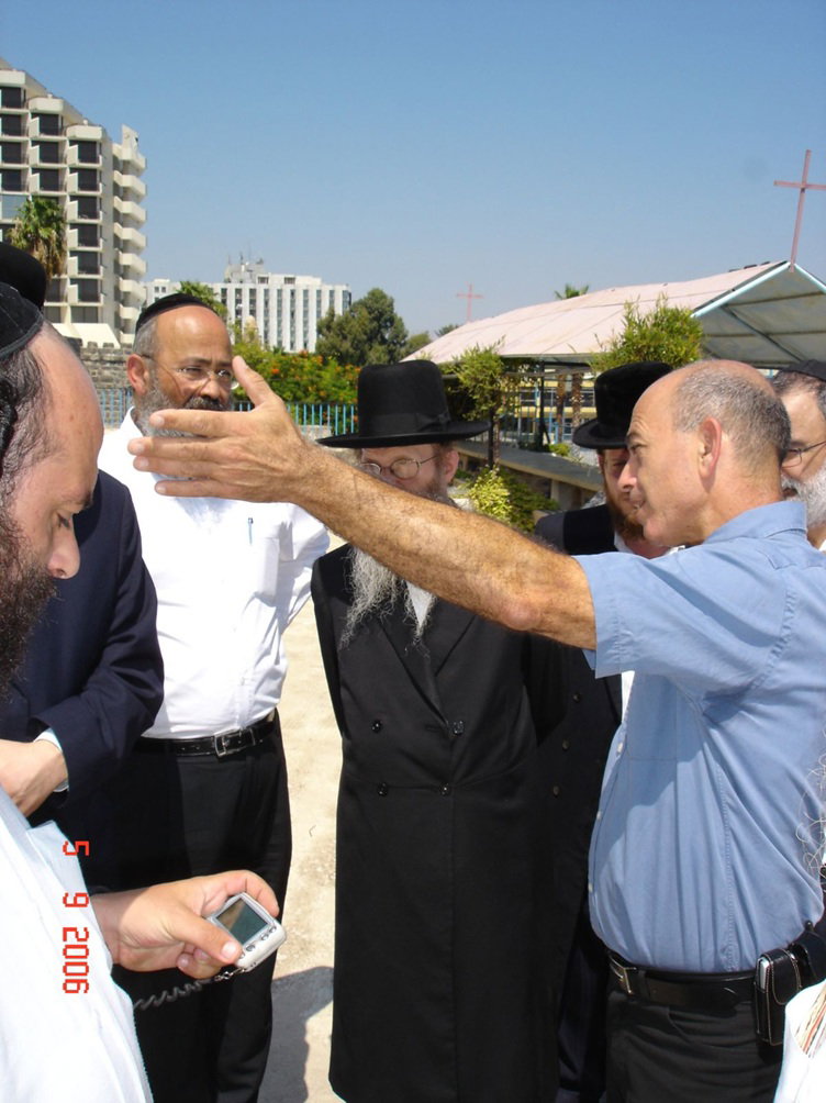 המשגיח הגה"צ רבי דן סגל בחצר הכנסייה האורתודוקסית בטבריה, שנבנתה על גבי בית כנסת כיפות השל"ה הק' בו התפלל האריז"ל