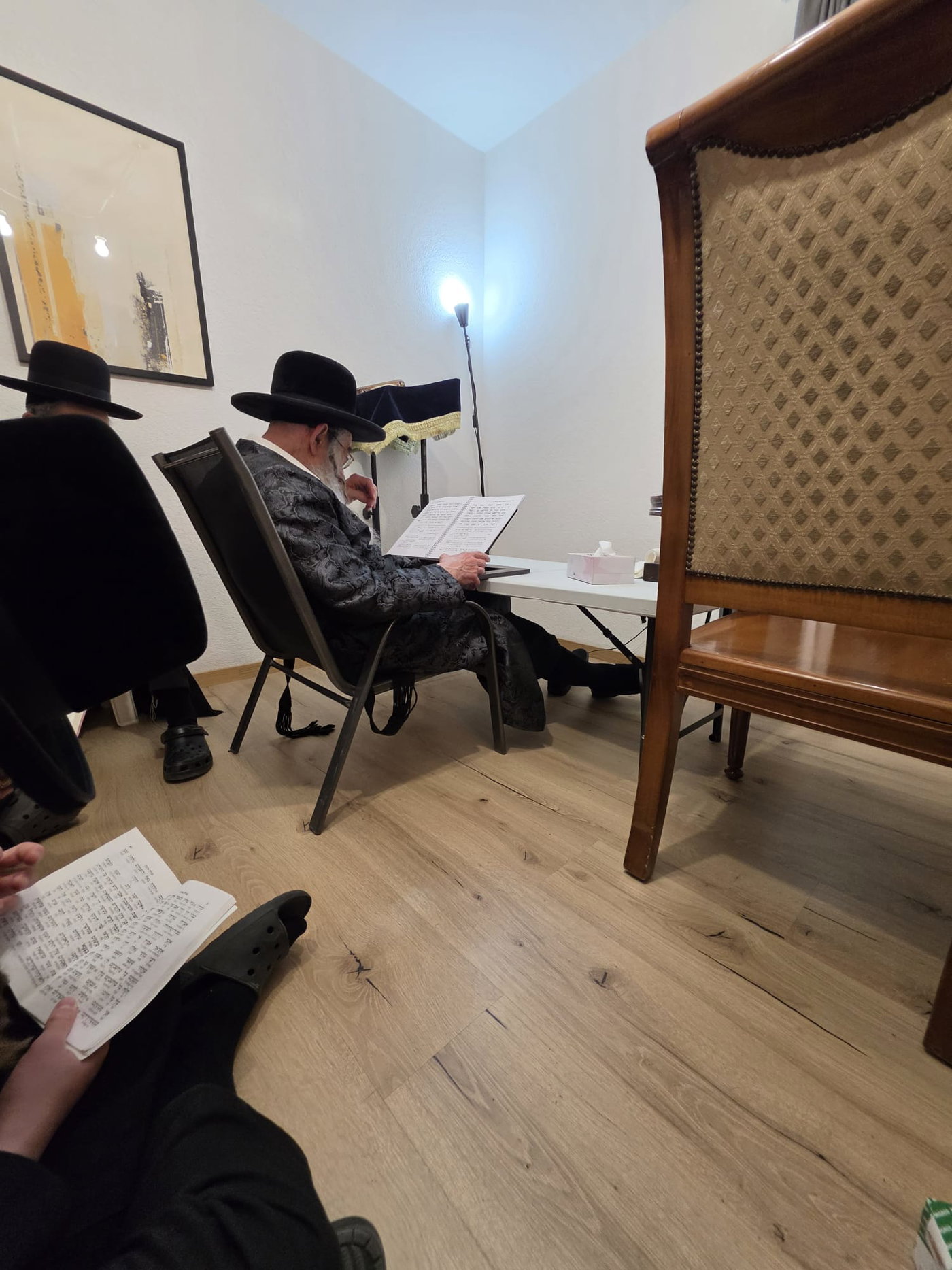 האדמו"ר מאלכסנדר באמירת הקינות בשווייץ