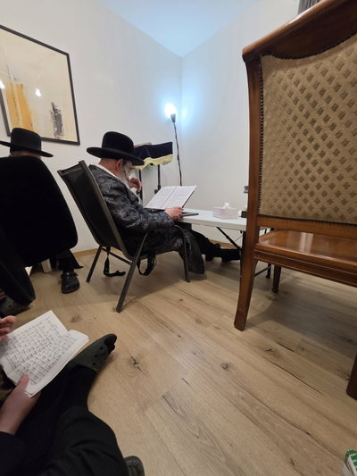 האדמו"ר מאלכסנדר באמירת הקינות בשווייץ