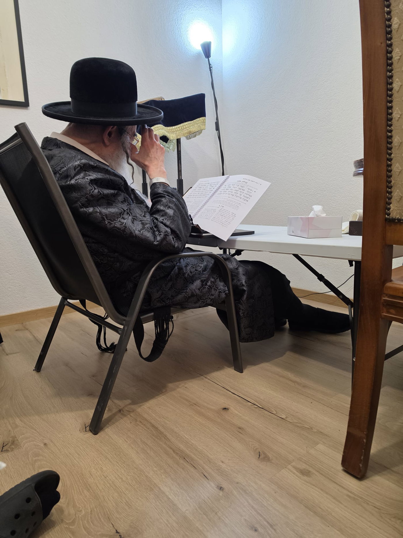 האדמו"ר מאלכסנדר באמירת הקינות בשווייץ