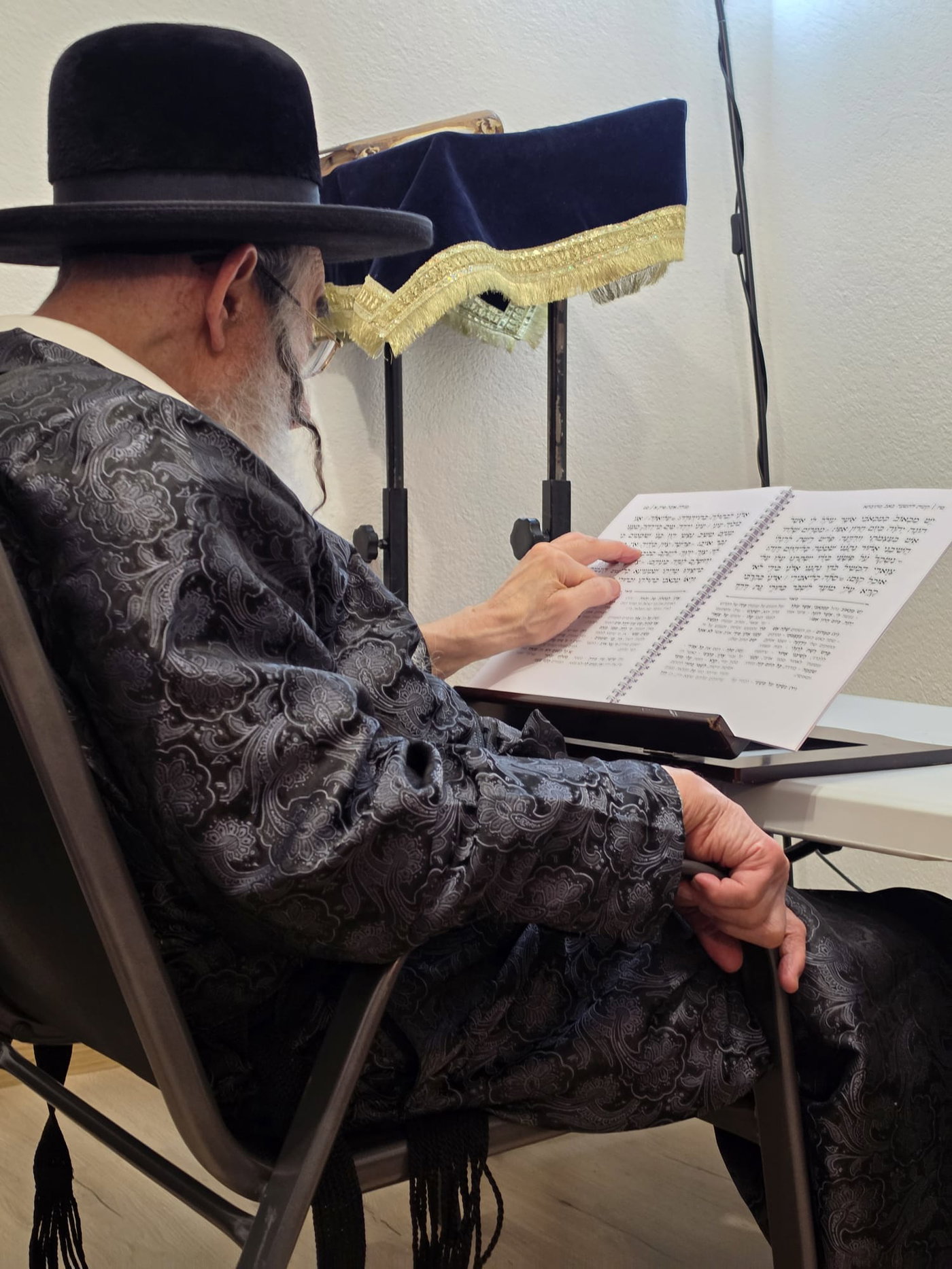 האדמו"ר מאלכסנדר באמירת הקינות בשווייץ