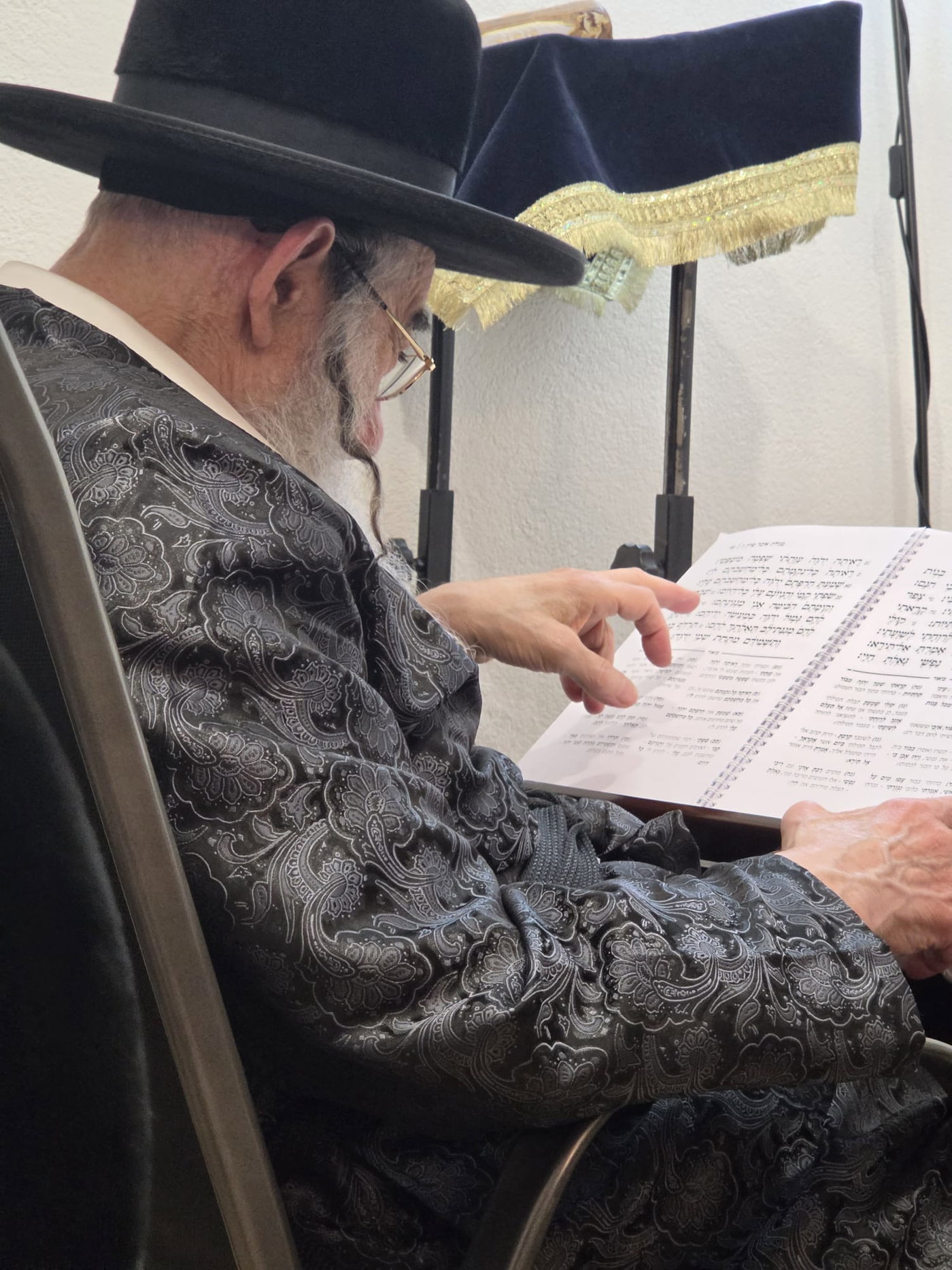 האדמו"ר מאלכסנדר באמירת הקינות בשווייץ