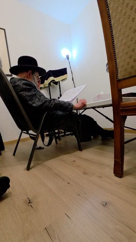 האדמו"ר מאלכסנדר באמירת הקינות בשווייץ