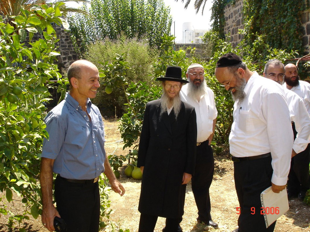 המשגיח הגה"צ רבי דן סגל בחצר הכנסייה האורתודוקסית בטבריה, שנבנתה על גבי בית כנסת כיפות השל"ה הק' בו התפלל האריז"ל