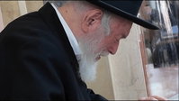 תיעוד מצמרר: הבכי הנורא של הרב יצחק זילברשטיין באמירת אֱלִי צִיּוֹן וְעָרֶיהָ | צפו
