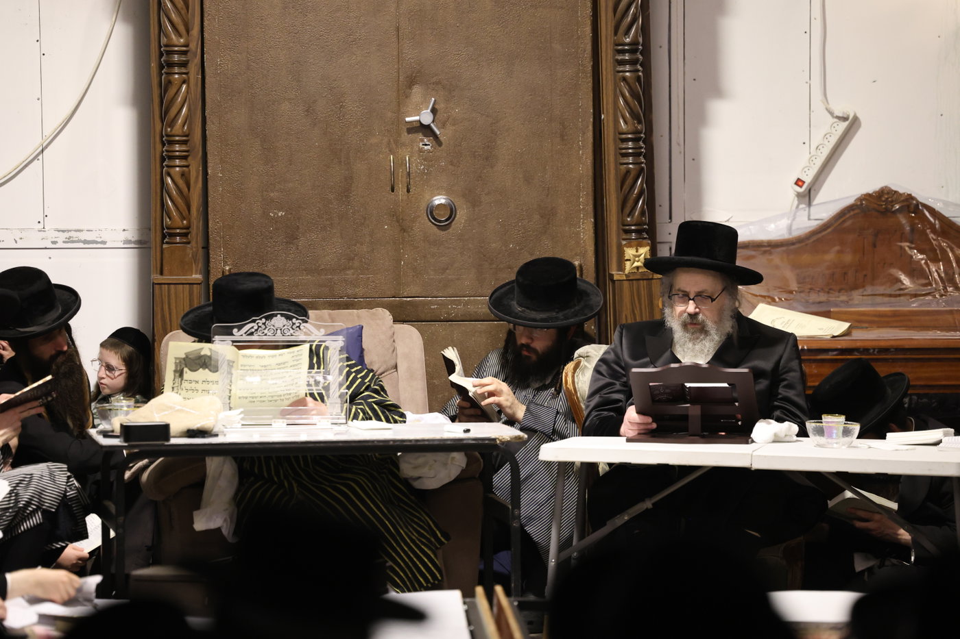 האדמו"רים מתולדות אברהם יצחק וויז'ניץ לונדון בליל תשעה באב