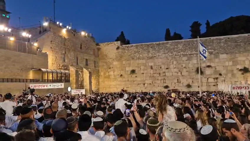 "הגיע זמן גאולתכם": הרגעים האחרונים של תשעה באב ברחבת הכותל 