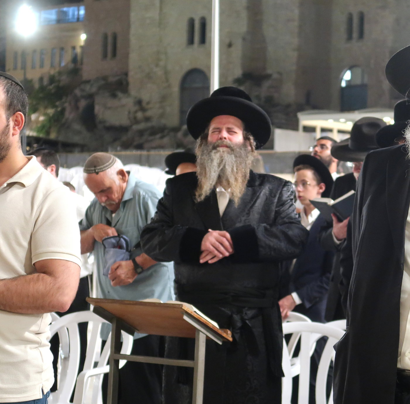האדמו"ר מדז'יקוב גבעת זאב בתפילה בכותל המערבי