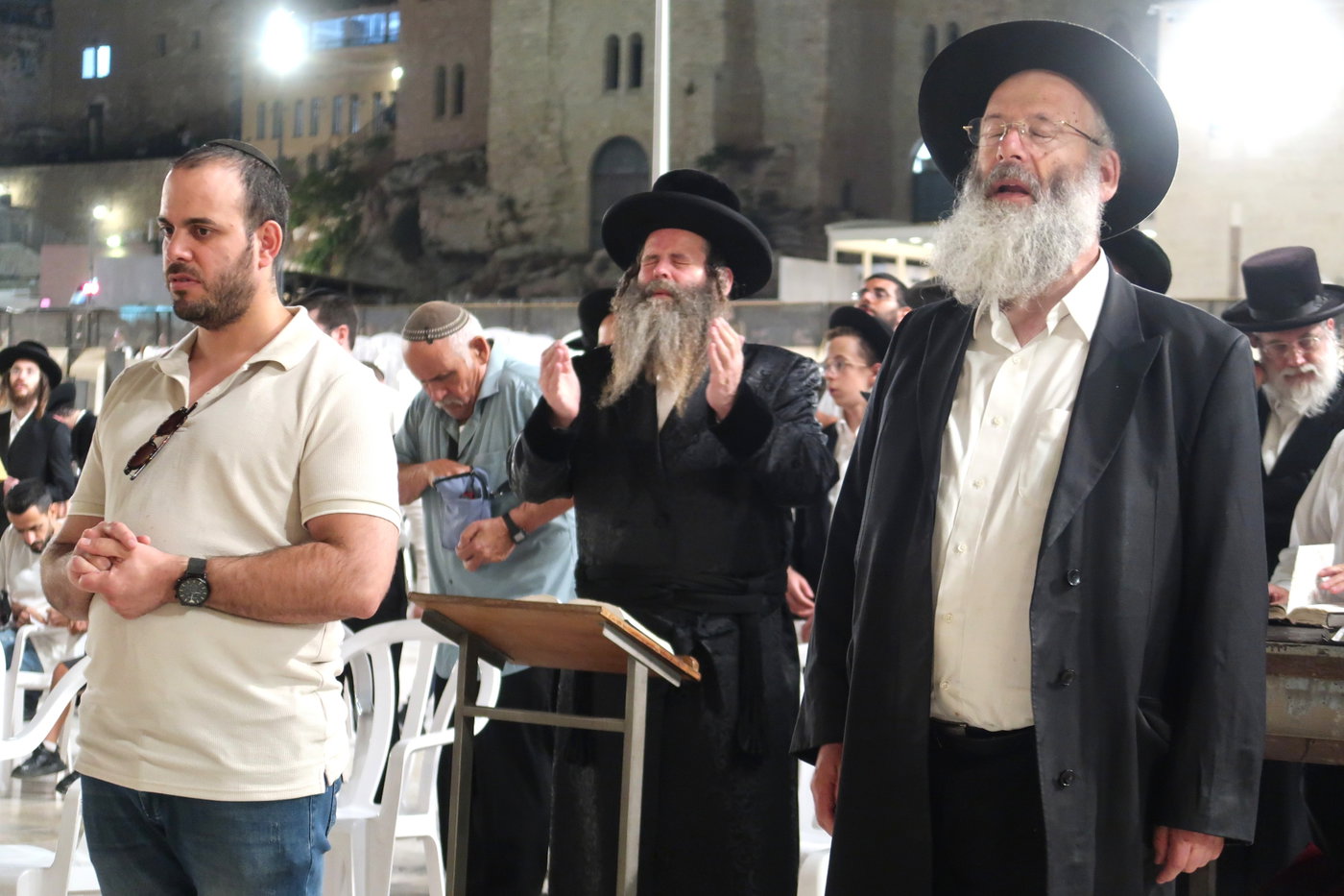 האדמו"ר מדז'יקוב גבעת זאב בתפילה בכותל המערבי