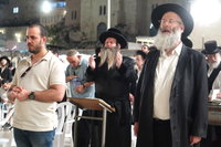 האדמו"ר מדז'יקוב גבעת זאב בתפילה בכותל המערבי