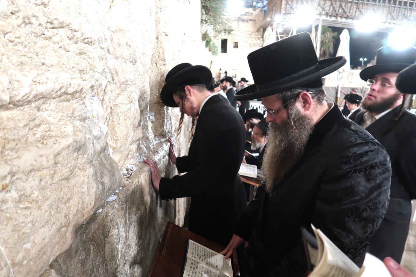 האדמו"ר מדז'יקוב גבעת זאב בתפילה בכותל המערבי