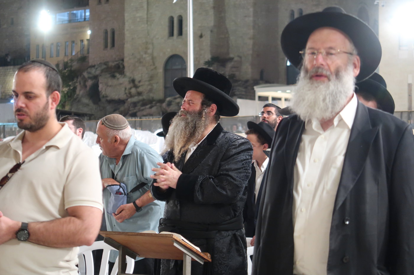 האדמו"ר מדז'יקוב גבעת זאב בתפילה בכותל המערבי