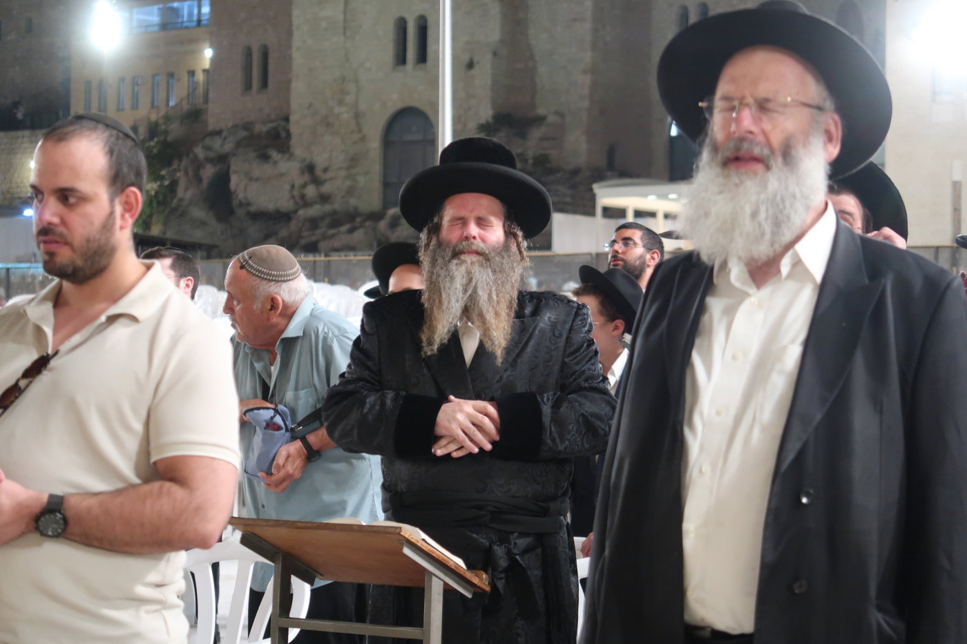 האדמו"ר מדז'יקוב גבעת זאב בתפילה בכותל המערבי
