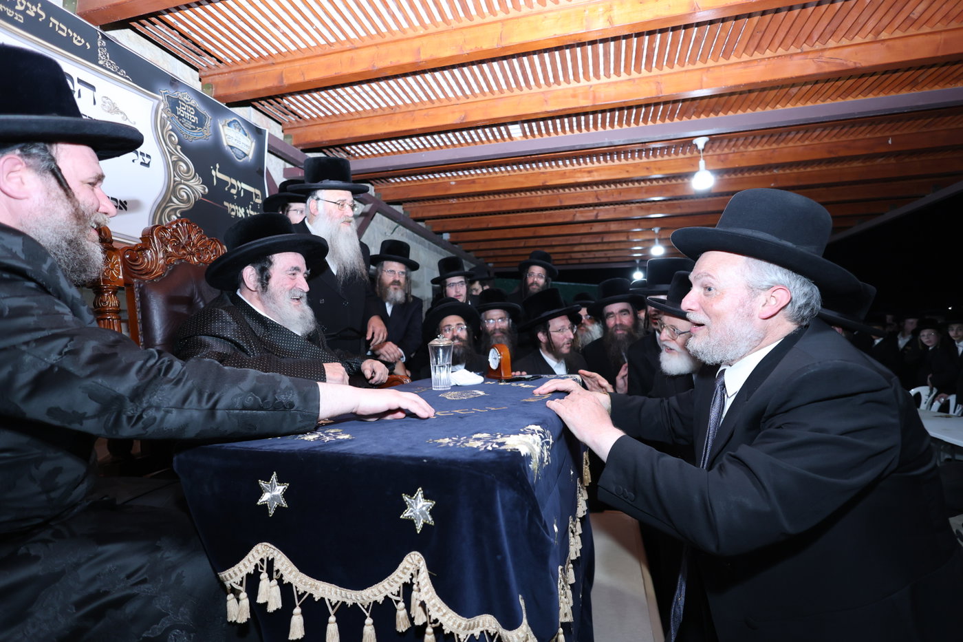 בחורי ויז'ניץ אלעד במבחן מזומנים באורה