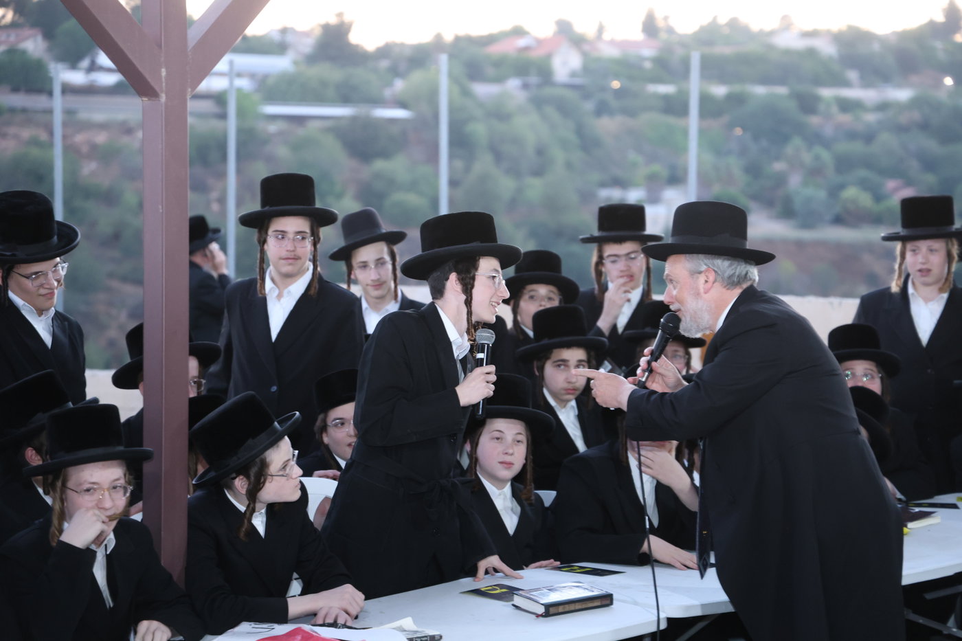 בחורי ויז'ניץ אלעד במבחן מזומנים באורה