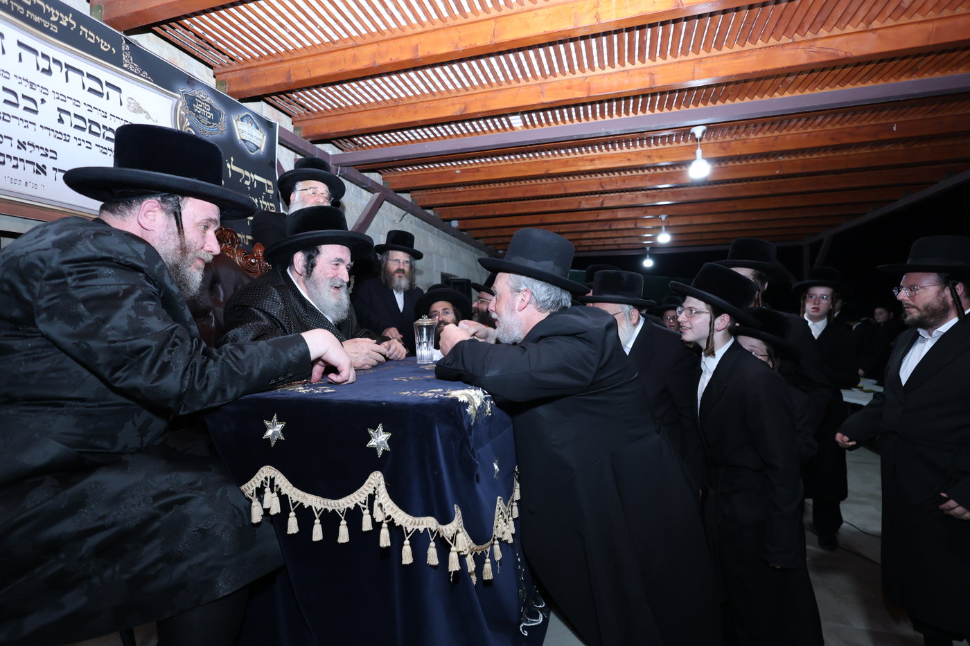 בחורי ויז'ניץ אלעד במבחן מזומנים באורה
