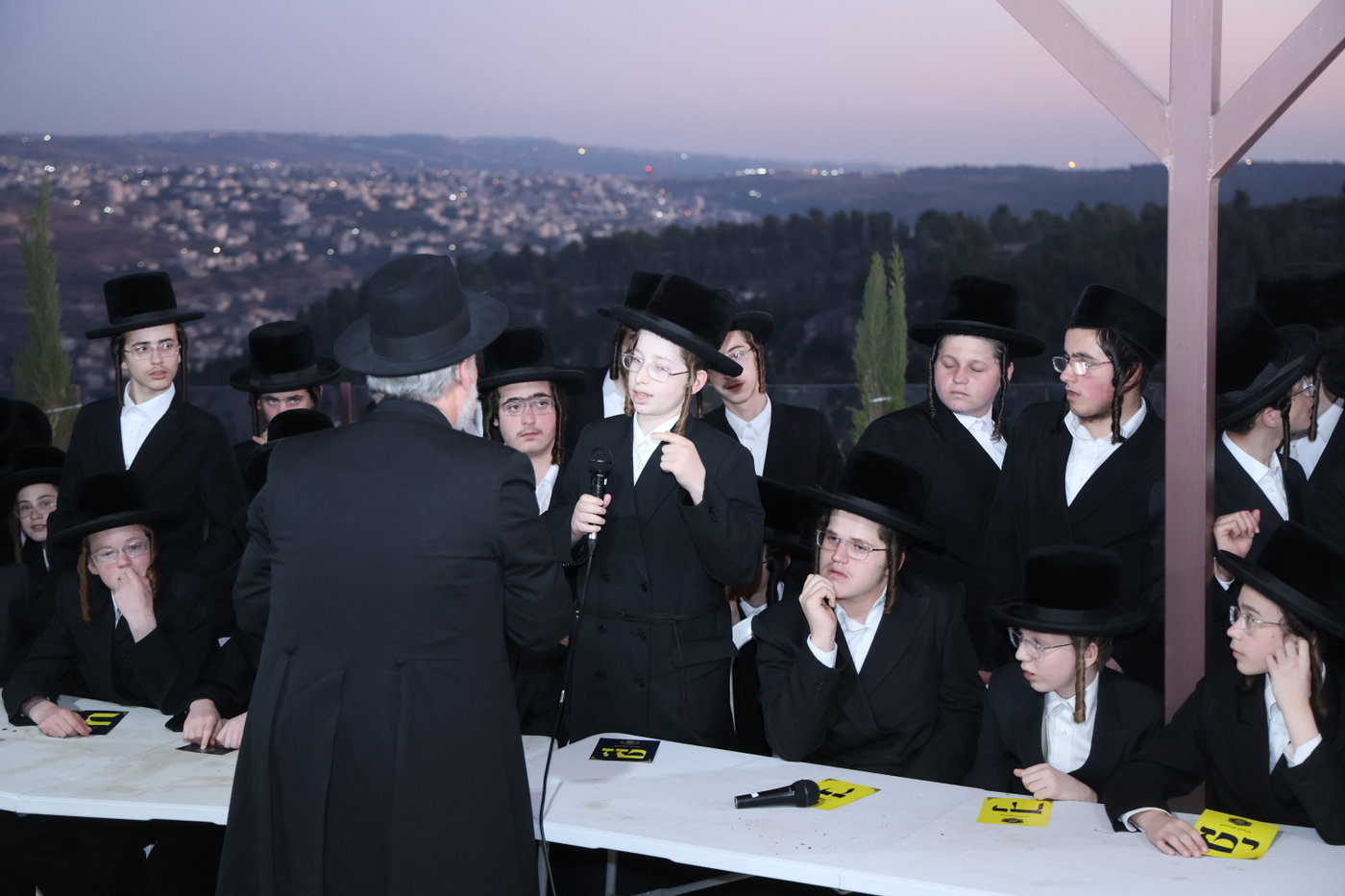 בחורי ויז'ניץ אלעד במבחן מזומנים באורה