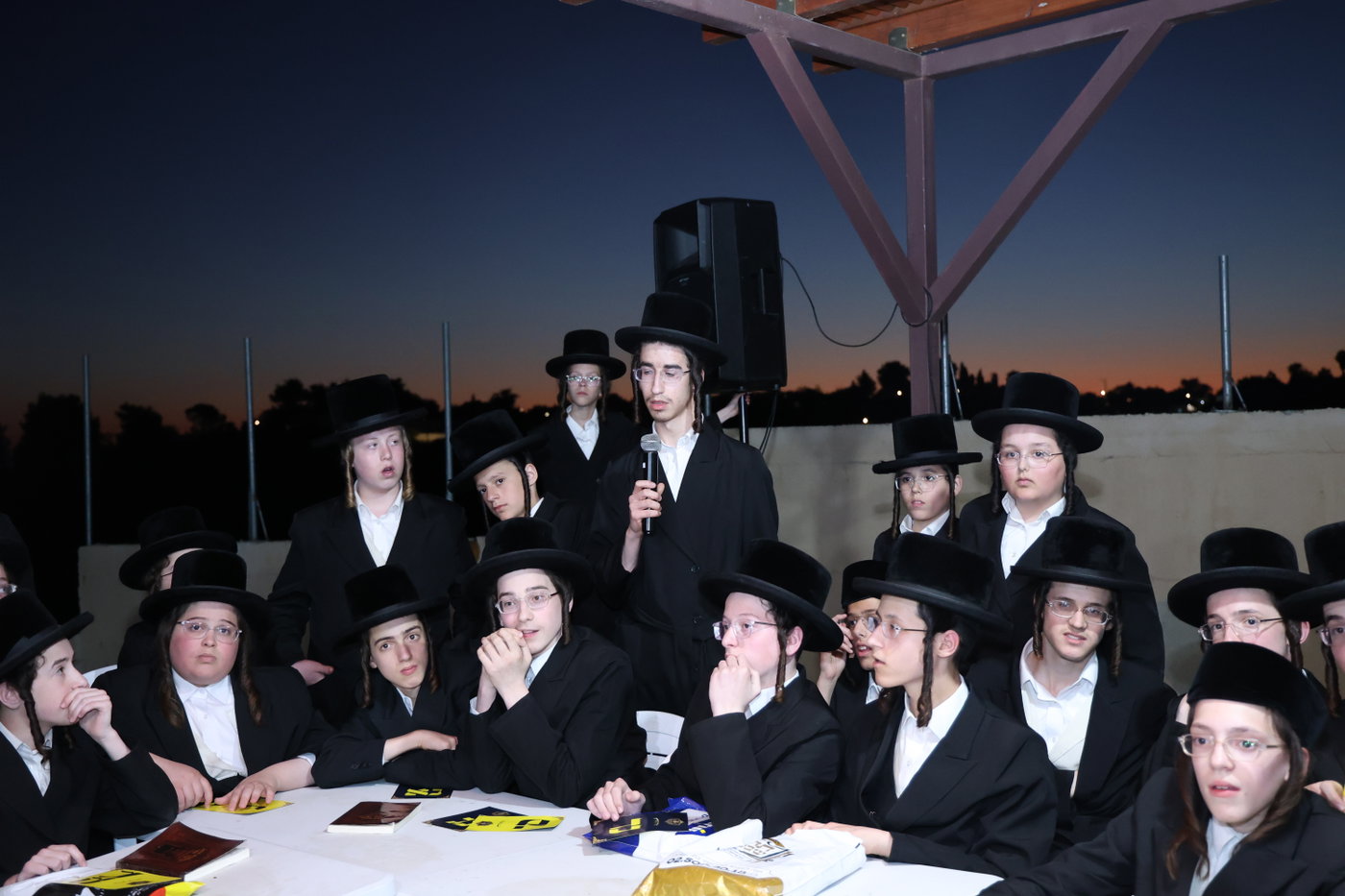 בחורי ויז'ניץ אלעד במבחן מזומנים באורה